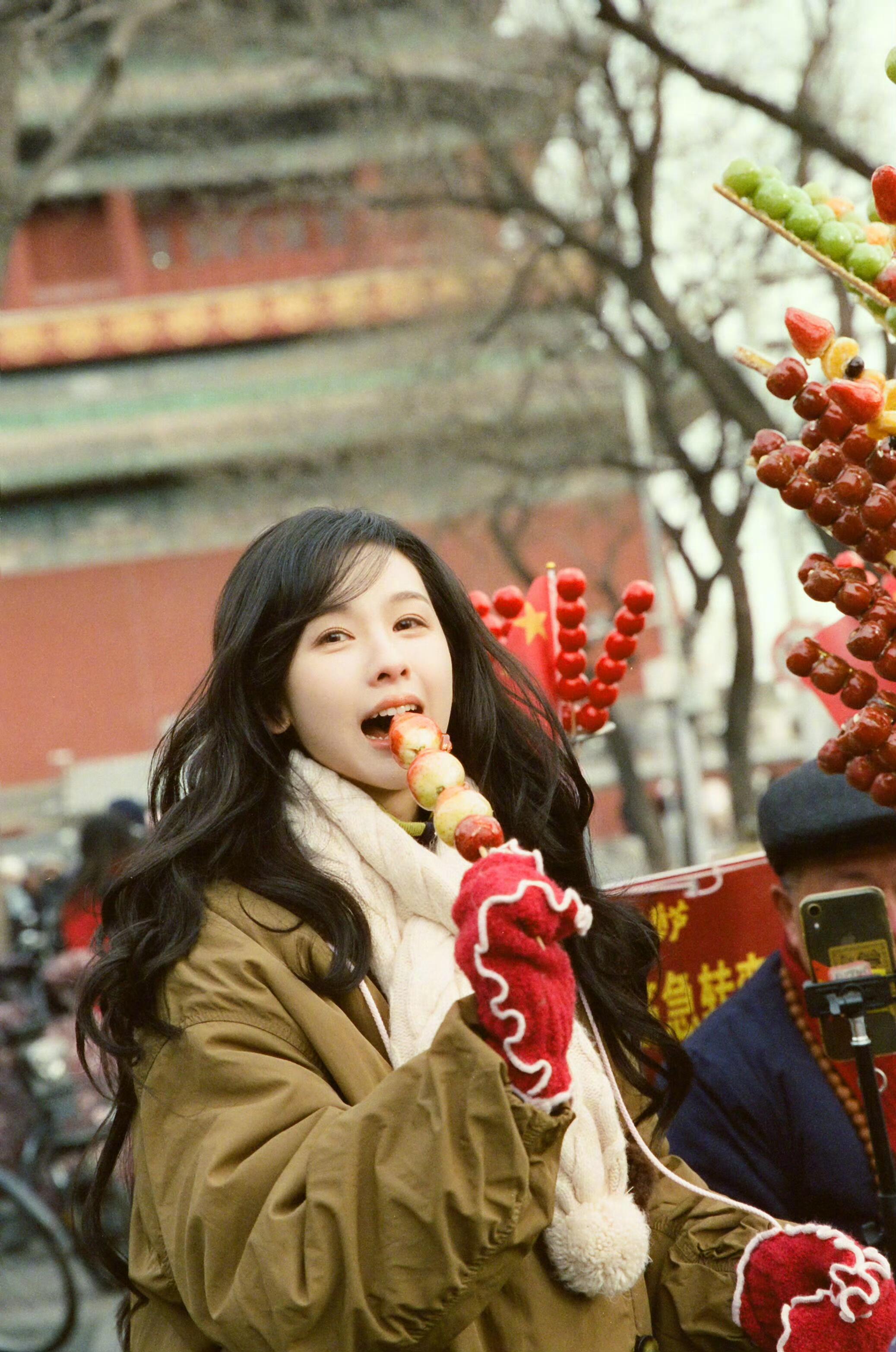 陈都灵糖葫芦甜妹的吸引力陈都灵初六营业大片！卡其色工装棉服搭配米白针织围巾，红色