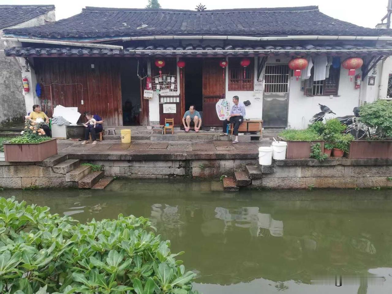 八字桥直街
绍兴市景观
图文：熊基林
秋日生活打卡季