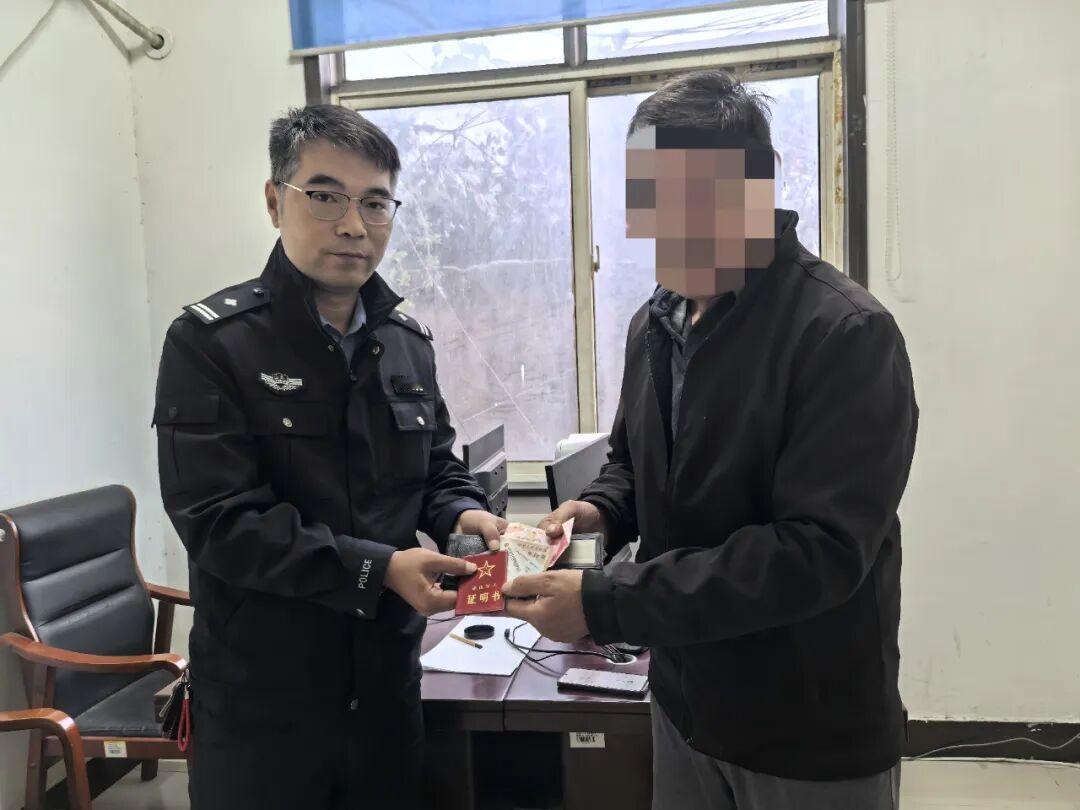 诚信之风温暖市井街头，拾金不昧的善举接连在两地真情上演。
（个人观点仅供参考，无