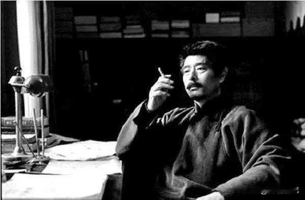 奴隶看起来温顺，但不代表着善良；奴性极重的人，对同类一定极其凶残。 因为它们从奴