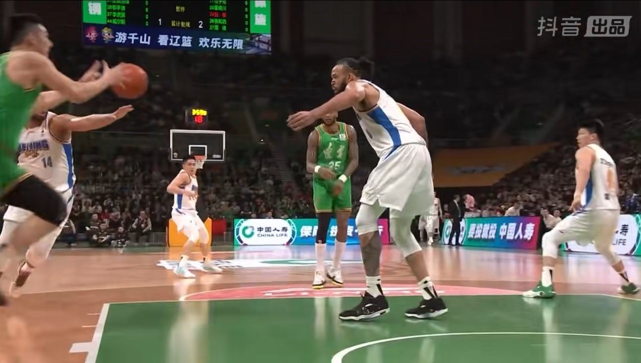 北京队这个双塔跟女篮国家队那个双塔有异曲同工之妙，移动超慢，换防基本等于没有，对
