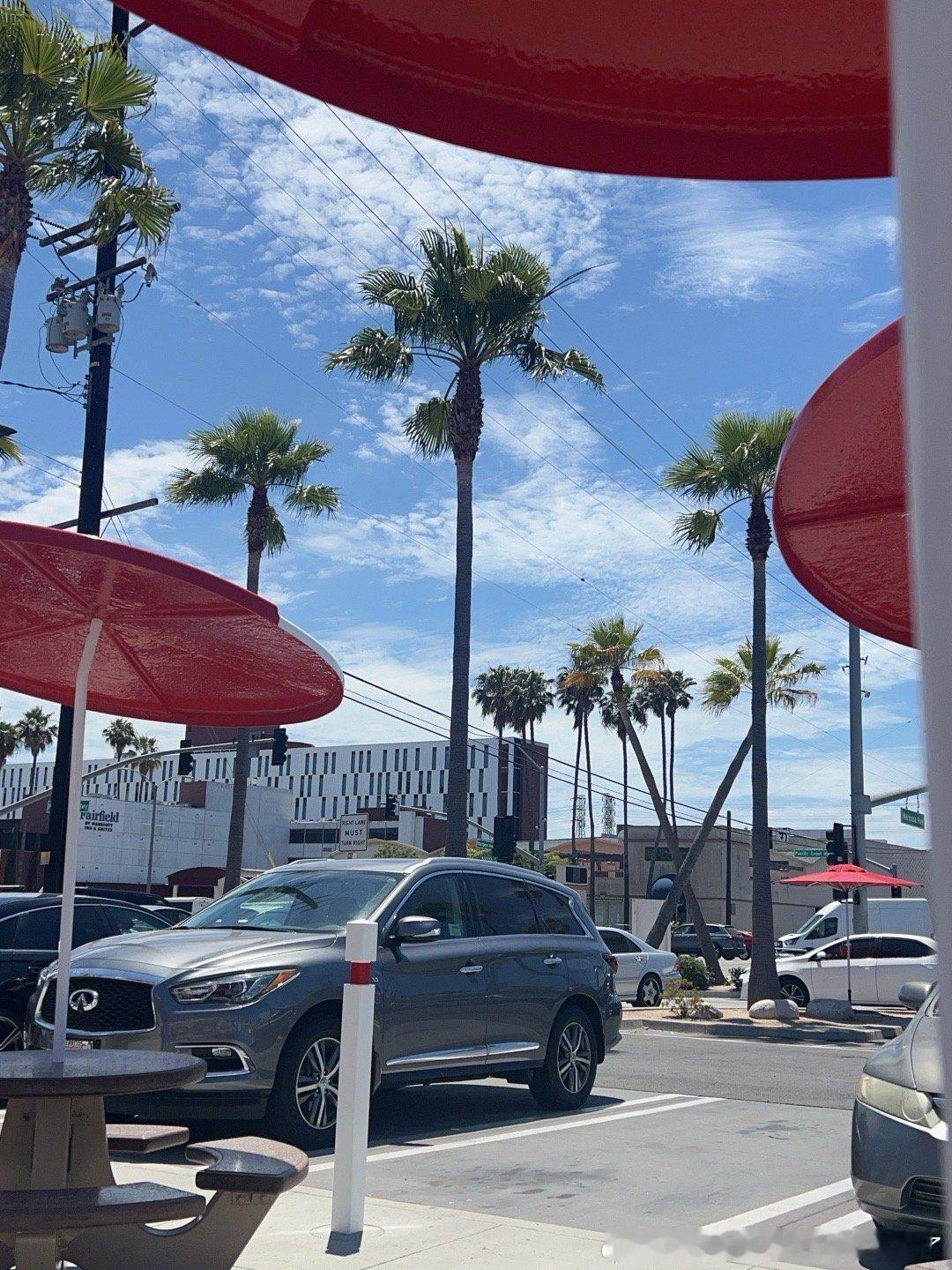 我永远怀念那个风吹过的下午 好像从没长大一样 我还可以坐在外面吹着风吃innou