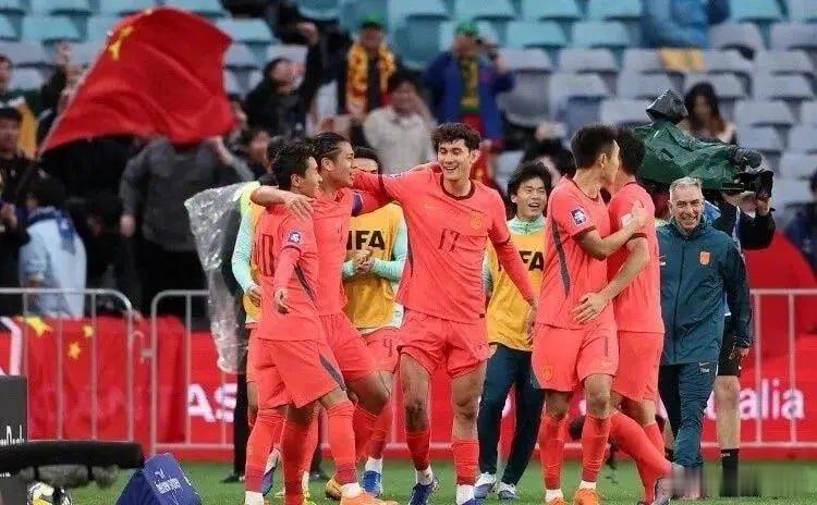 6月5日19点30分，中国男足将在新加坡惹兰勿刹体育场客场迎战新加坡队。尽管本场