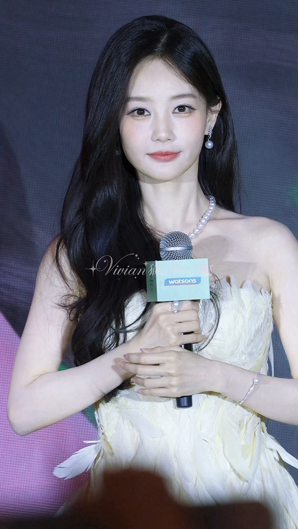 李一桐说看自己跳舞有点别扭李一桐亲镜头直播甜蜜与欢乐双双上线，李一桐回看自己跳舞