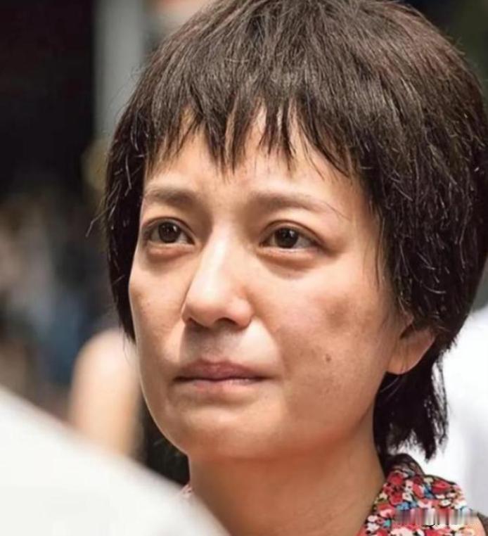 官宣回归单身2年，赵薇现状曝光私生活被扒，不止被曝找小男友，褪去明星光环之后，她