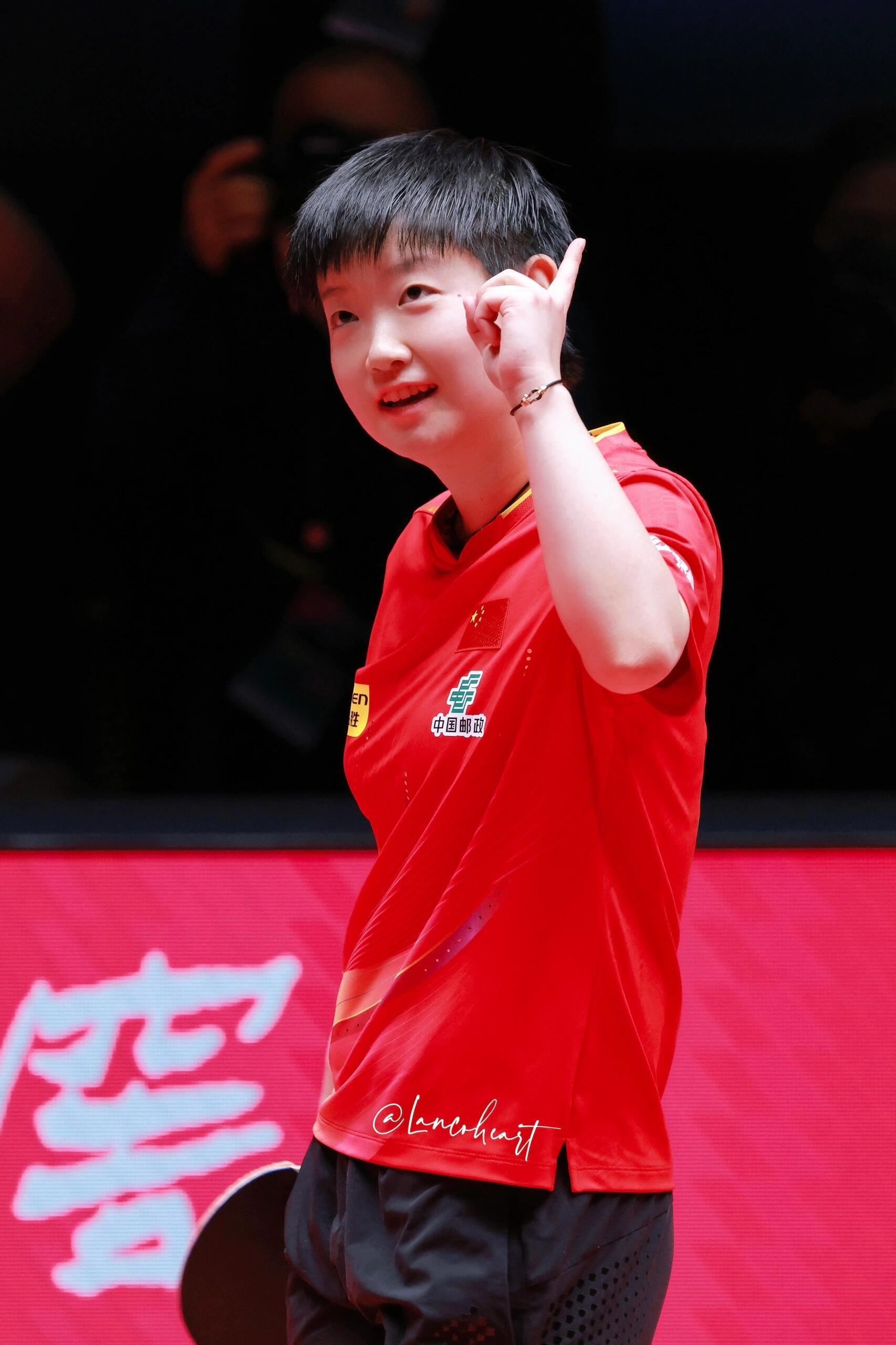 球拍轻放，疲惫卸下，愿莎莎今夜好梦如糖孙颖莎 