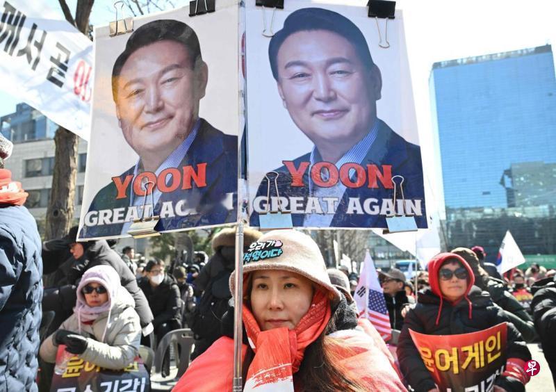 首尔中央地方法院本周四（2月19日）下午，针对韩国前总统尹锡悦在2024年宣布紧