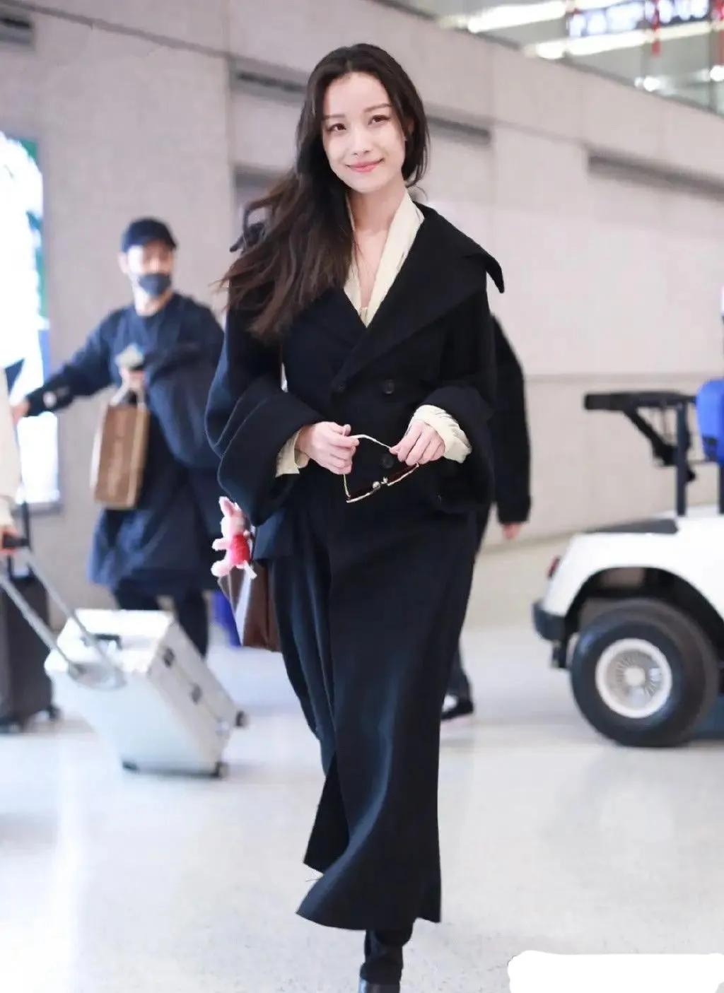 倪妮高级感无敌了，藏蓝色大衣也能穿的风情万种，搭配披肩长发女人味十足！