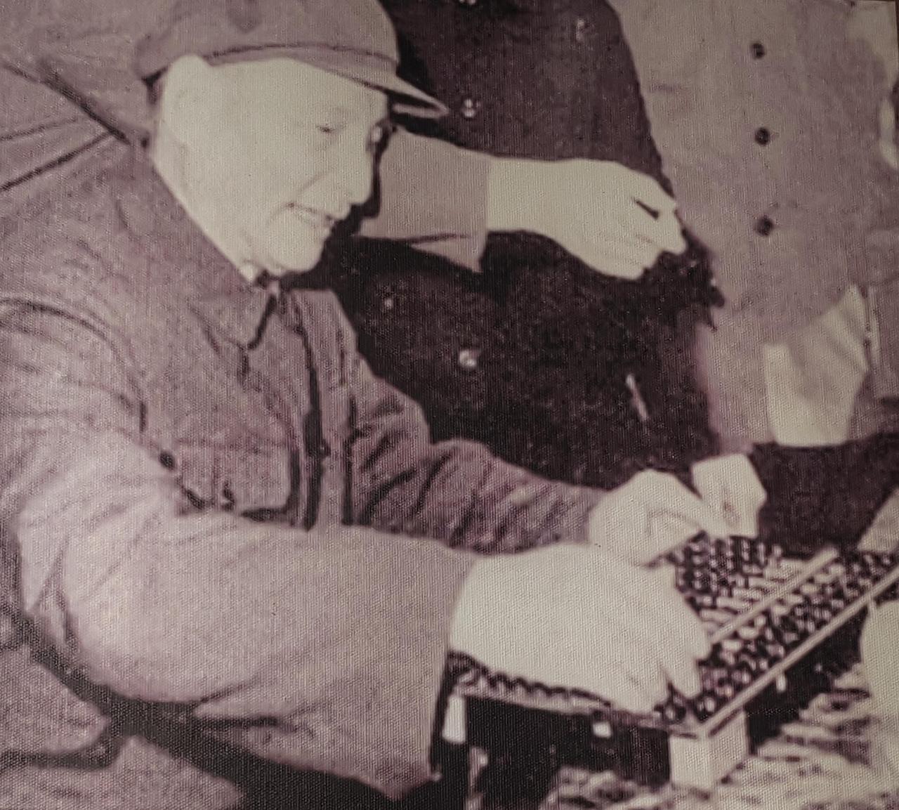 1976年11月，
杭州玉泉公园，
陈云参观展览。

突然瞧见茶室之内，
一会计