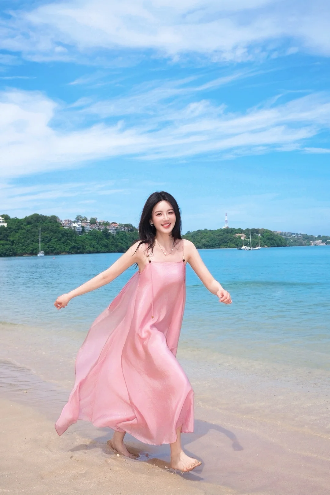 粉裙与蓝海撞了个满怀💗