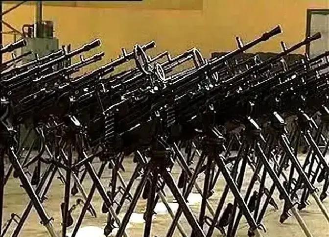 我跟你讲，今天看到一张照片，直接给我干沉默了。

一艘越南的小巡逻艇上，架着一挺