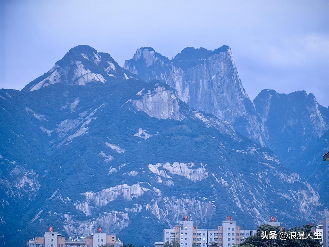 华山天险，日日不同，各个角度，形态各异。
我的家乡距离华山不远，每次路过或者专程