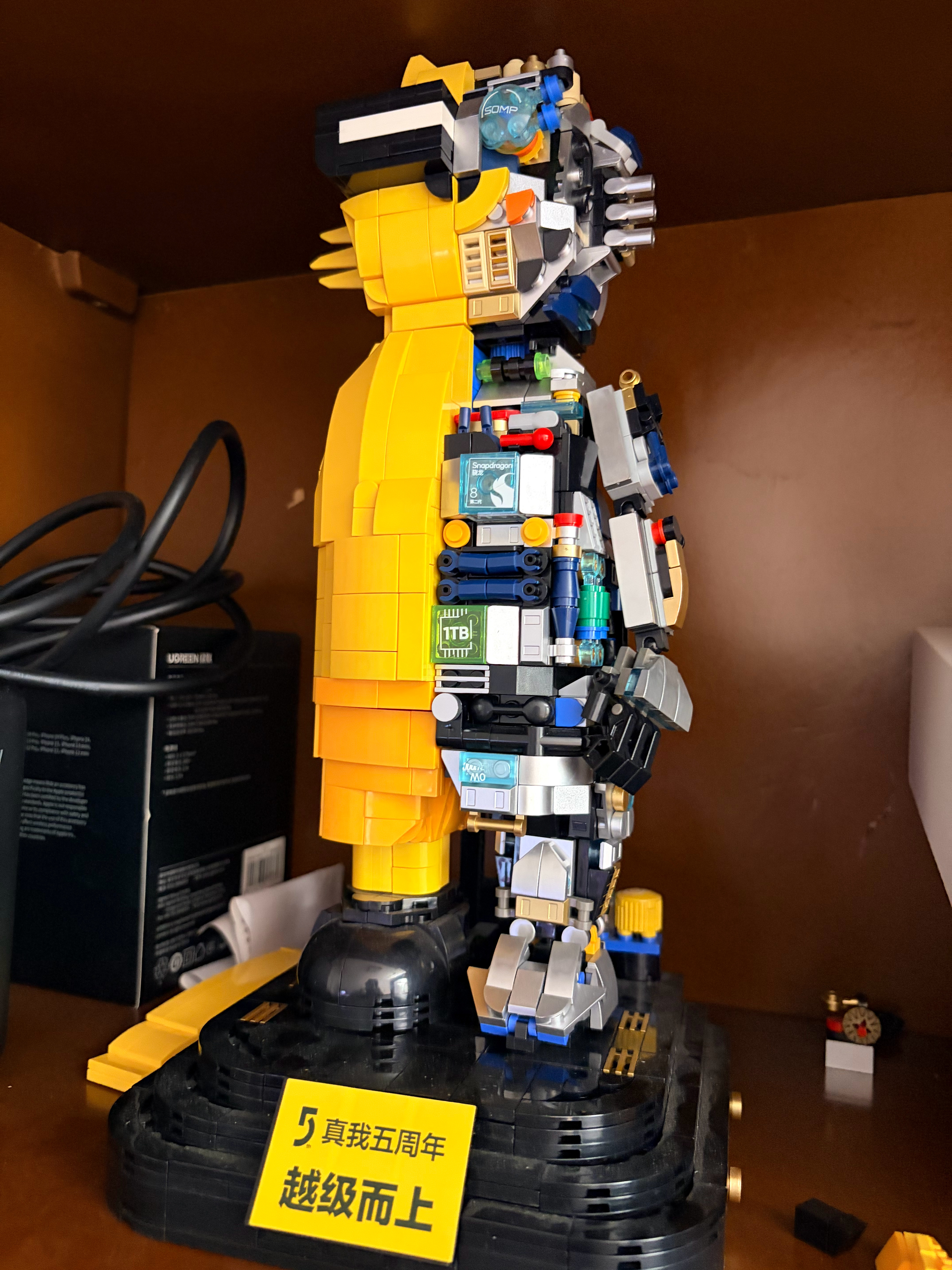 昨天在柜子里还翻到了真我 5 周年的手办， 如今真我已经回归 oppo，未来也不