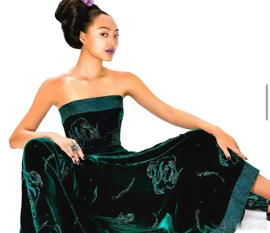 利智大女儿的时尚大片，眉眼中有几分母亲的影子，这次她这妆容打扮好特别哦，还挺欧美
