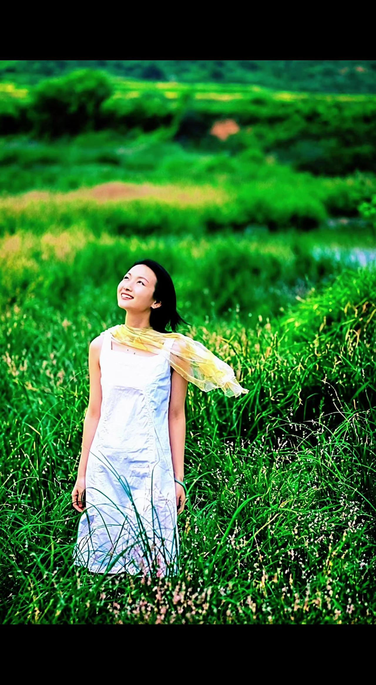 🌿风把夏天吹成流动的诗，白裙是落在绿海里的云☁️。自由从不被定义，像野草般野蛮