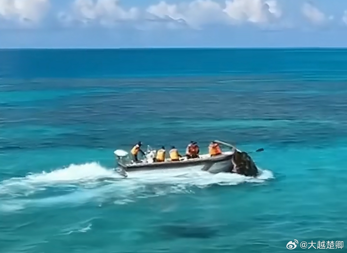 南海仁爱礁局势，中菲双方发生近距离肢体冲突。菲律宾海军人员无视中国海警多次警告，