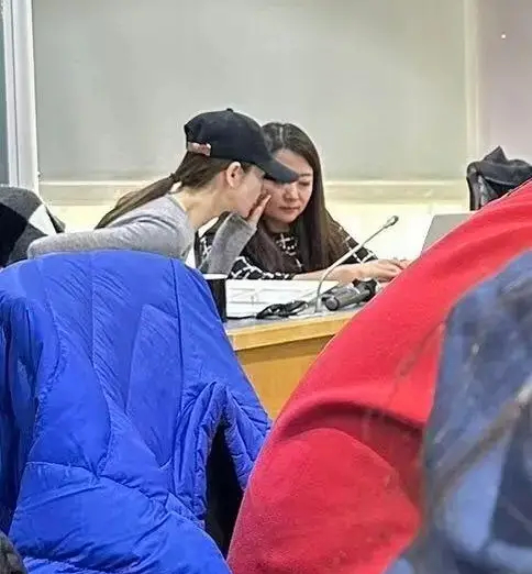 戚薇在北大上课被偶遇 坐在最后一排打扮低调 近日，有网友在北大偶遇戚薇上课，网友