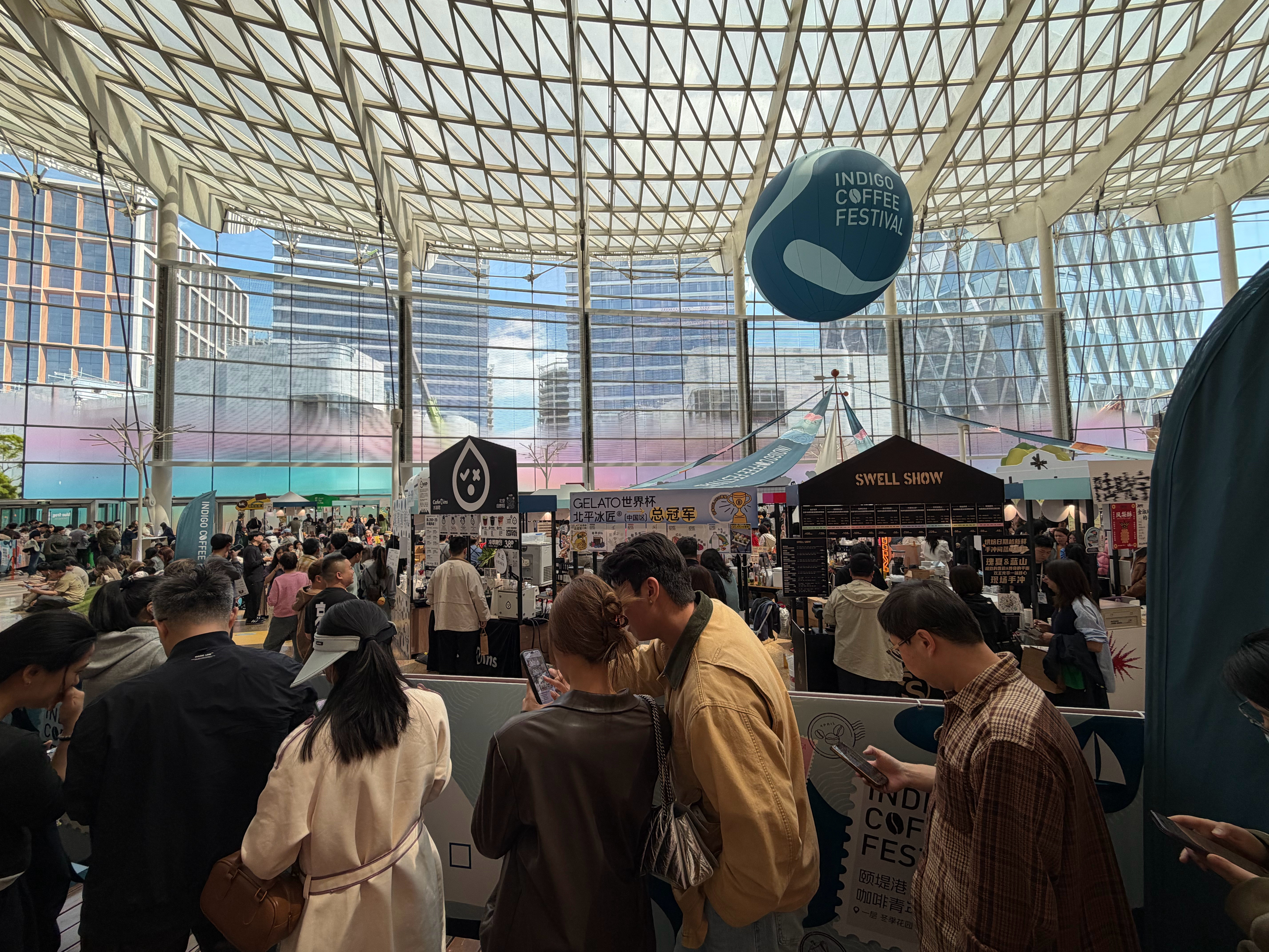 咖啡节的人流量好夸张得排半个多小时的队，实体经济到底是好不好做呢