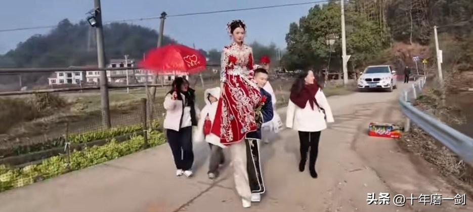 新郎扛着新娘回家，新郎强，新娘美，小伙厉害体力足，这是把人生下半场幸福的伴侣扛在