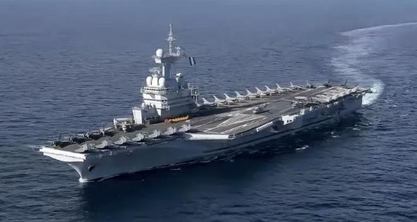 这事真是绝了，法军高层现在估计肺都要气炸了。
 
堂堂“戴高乐”号航母去中东执行