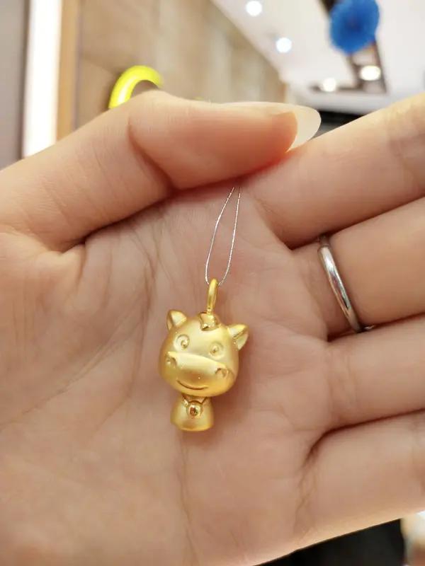 周大福那个牛马吊坠最近可太火了！广东一网友吐槽“收了这个你就是金牌牛马”，瞬间引