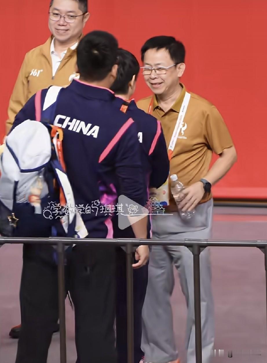 哈哈！
退场前的莎莎成了打卡景点，
这个摸一摸，
那个拍一拍，
还有好多找她合影