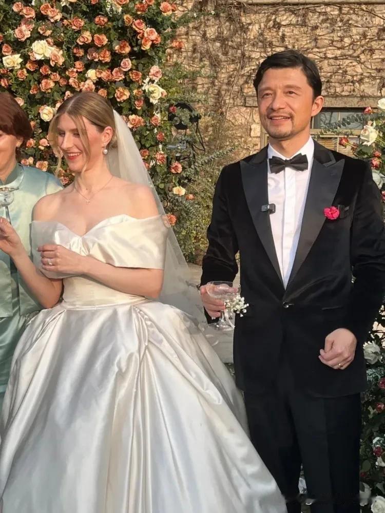 谢晖和妻子达莉娅补办婚礼，幸福！[烟花][烟花][烟花]