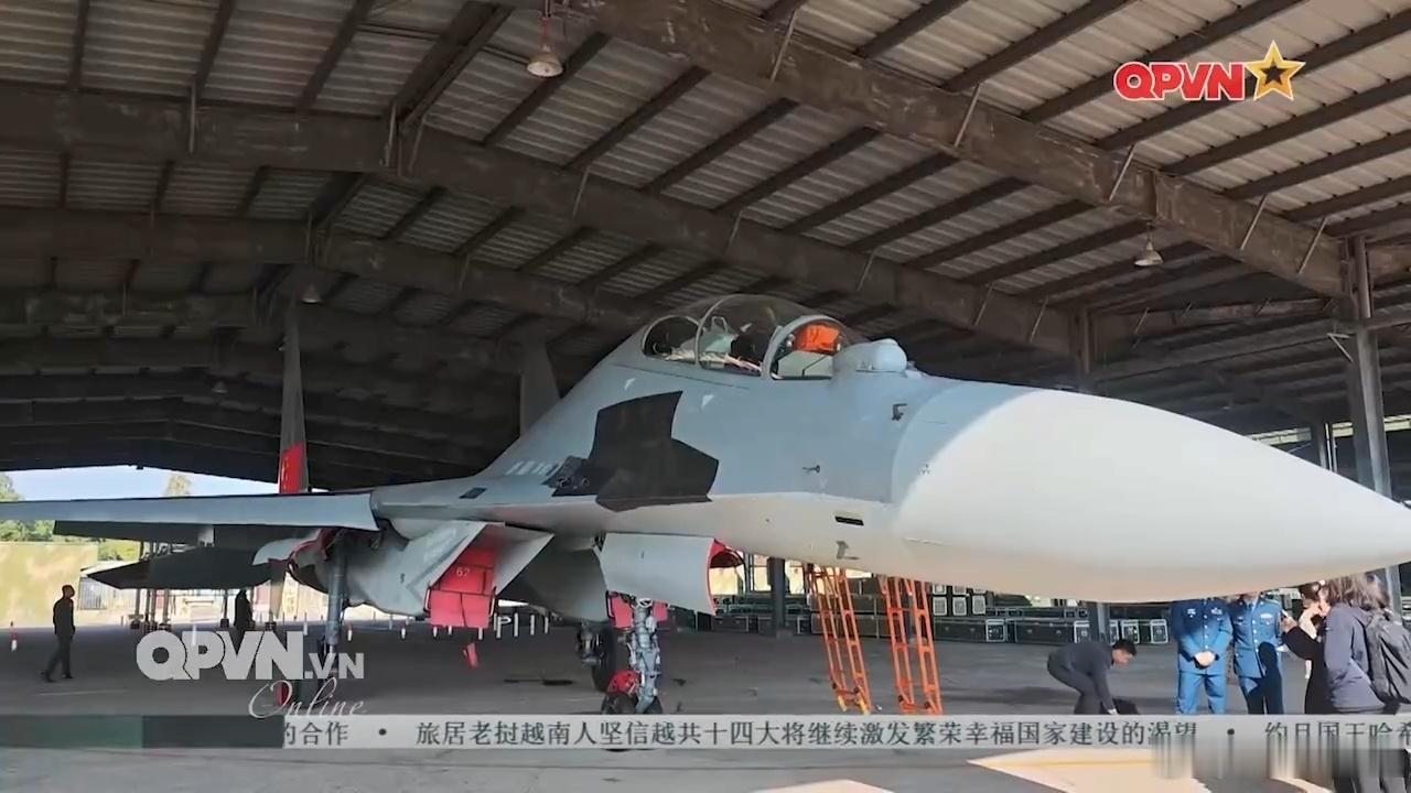 参加第四届中国—东盟中青年军官友好交流活动的外军军官代表团参观东空某部。 