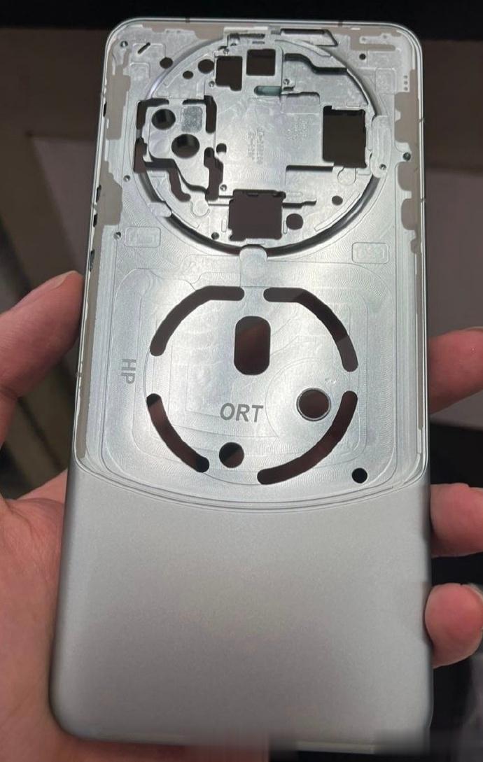 华为Mate 60系列手机后盖铸件冶具曝光，可以看出来背部延续居中大圆形后置摄像