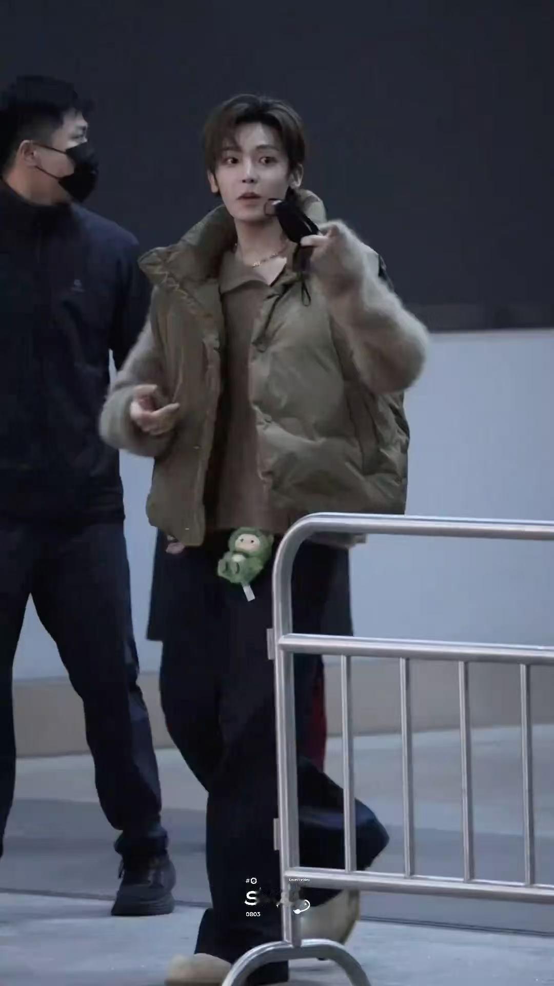 侯明昊的简历写不下了 侯明昊上班图凑齐了五颜六色 除了三天有外出活动外，“其余时