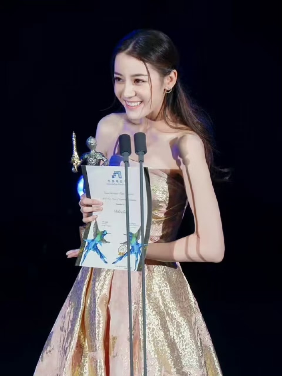 致迪丽热巴：我始终为你站在行业专业舞台中央而自豪，鲜花、掌声以及所有荣光，你全都