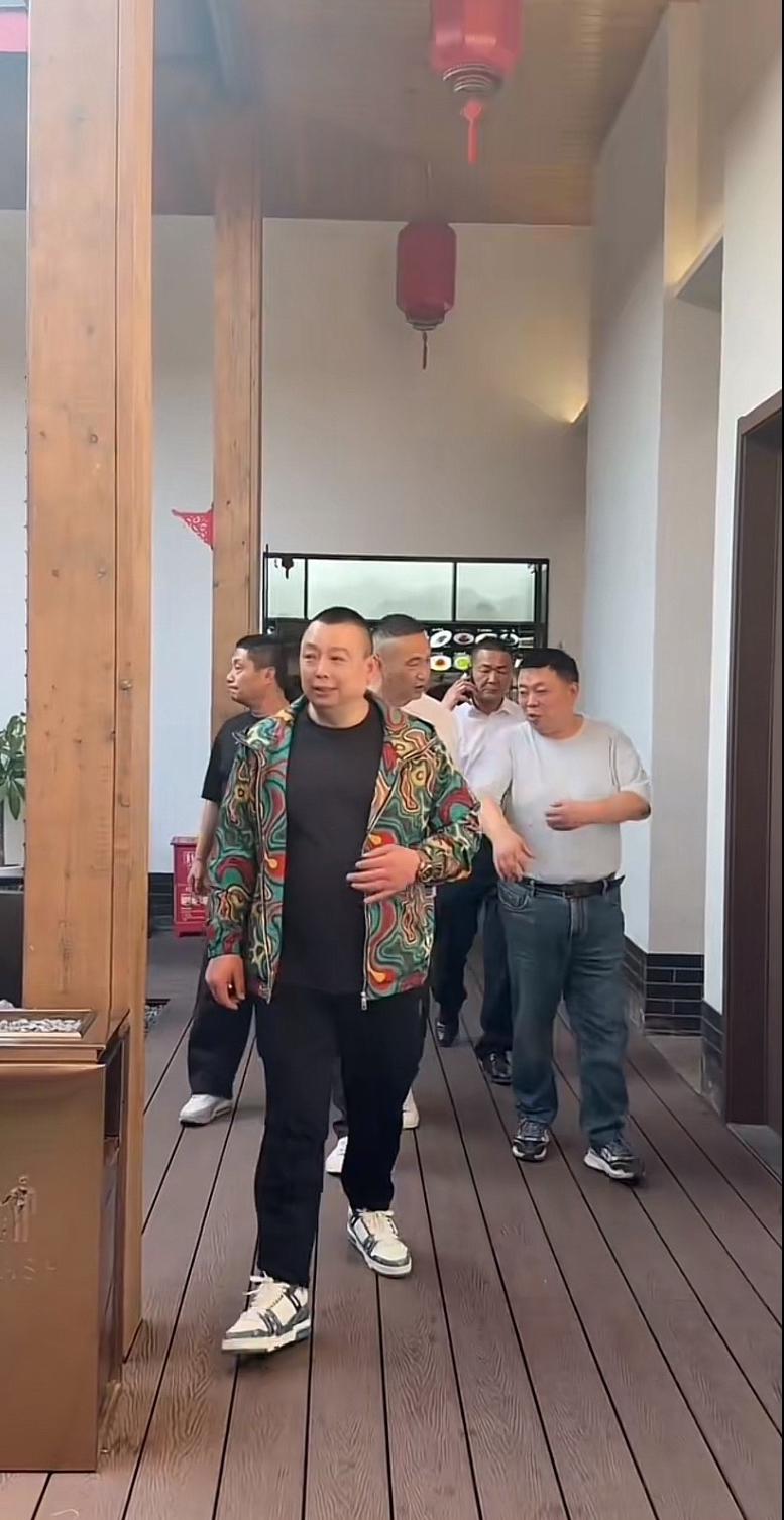 无锡光哥和无锡东哥王卫东，谁更有实力，本地圈里的看法其实很一致。

王卫东是无锡