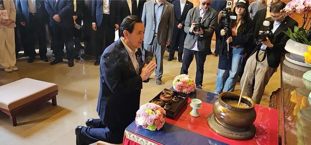 马英九参观著名大慈恩寺，一名男子大喊：“我来自台湾，高雄”，马停下脚步笑回，“我
