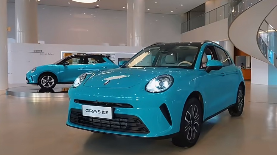 欧拉5燃油版亮相欧拉家宴活动，比BEV版本多了一条进气格栅以适应内燃机对进气量的