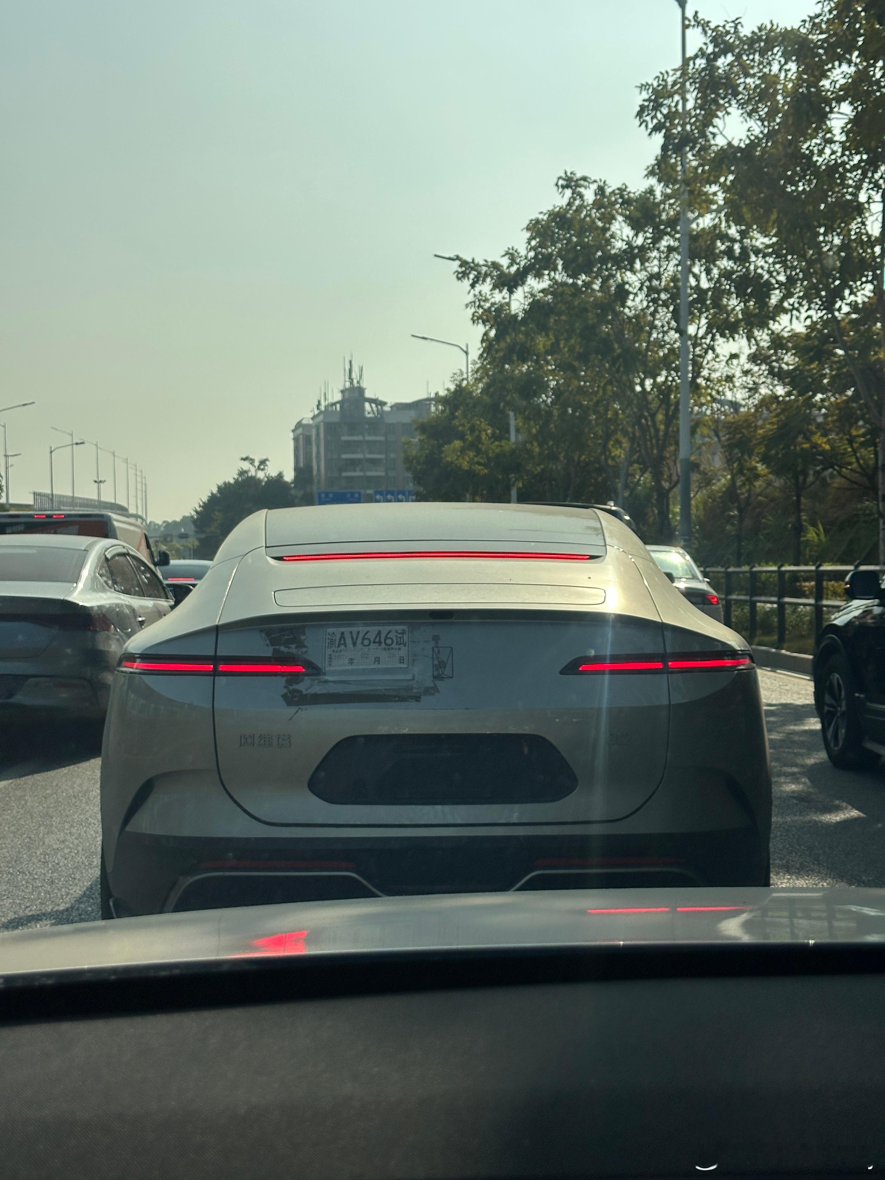 后面没窗的阿维塔12临时牌贴的很有喜感这还是一台012 深圳