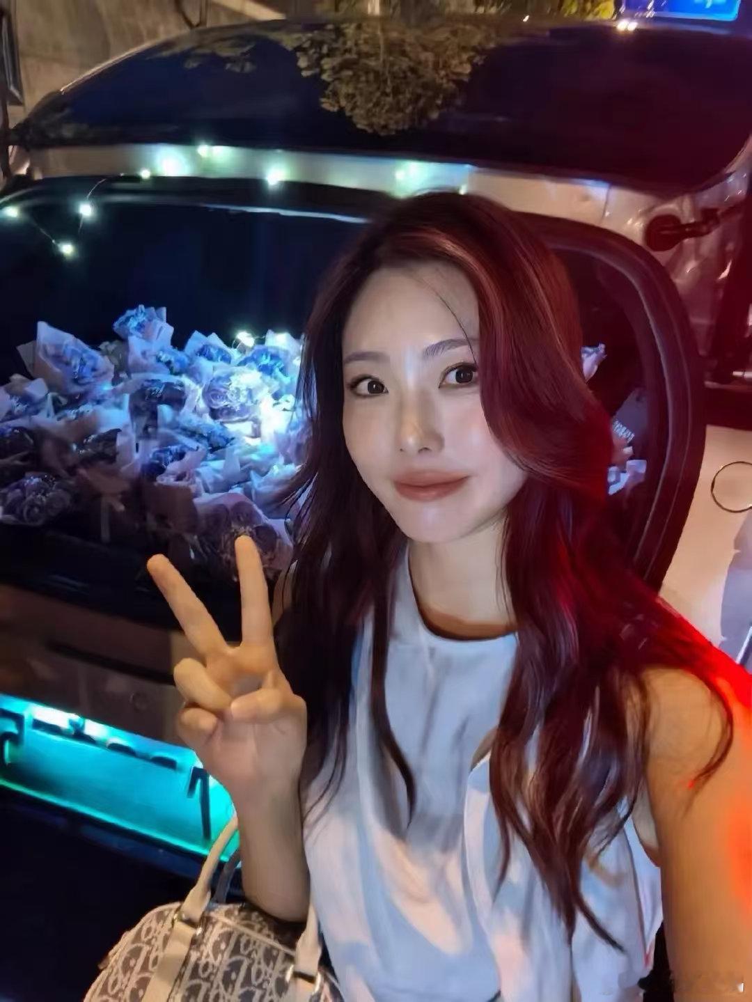 七夕前夜，长沙的小鹏车主们自发组织了一场七夕送花活动，开着小鹏MONA以及其他车