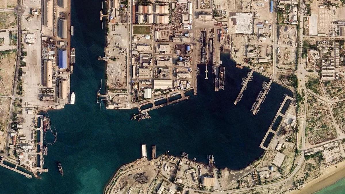 2026 年以来，美军对伊朗的多轮打击几乎全部瞄准南部沿海。布什尔、恰巴哈尔港、