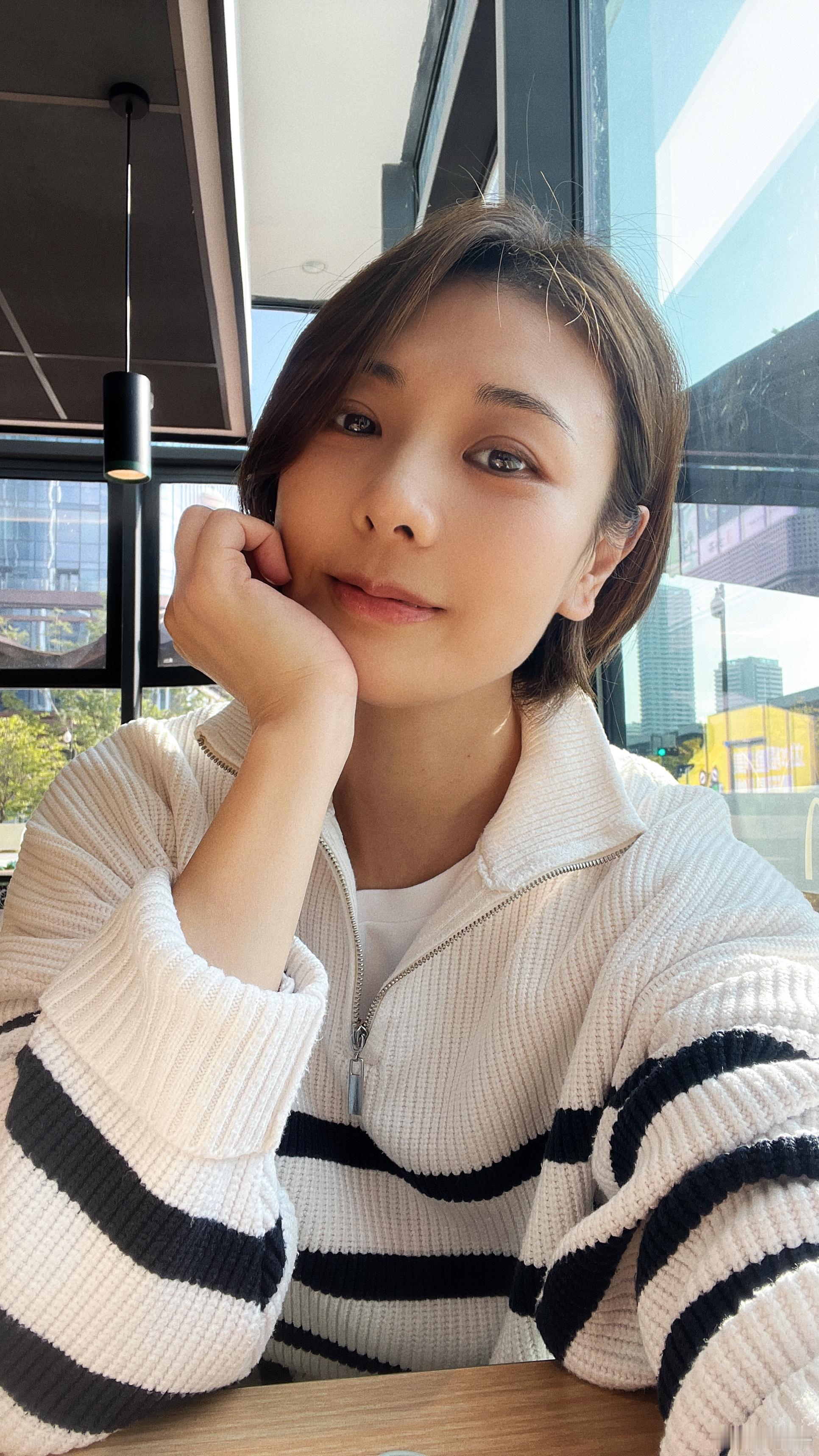 今天穿什么  🈶️冬日暖阳的周末，在玻璃房里晒着太阳，不需要穿太多[笑而不语]