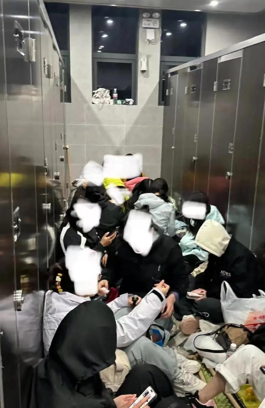许多游客挤在黄山厕所过夜？景区：不鼓励，提供基本服务

国庆假期，安徽省黄山风景