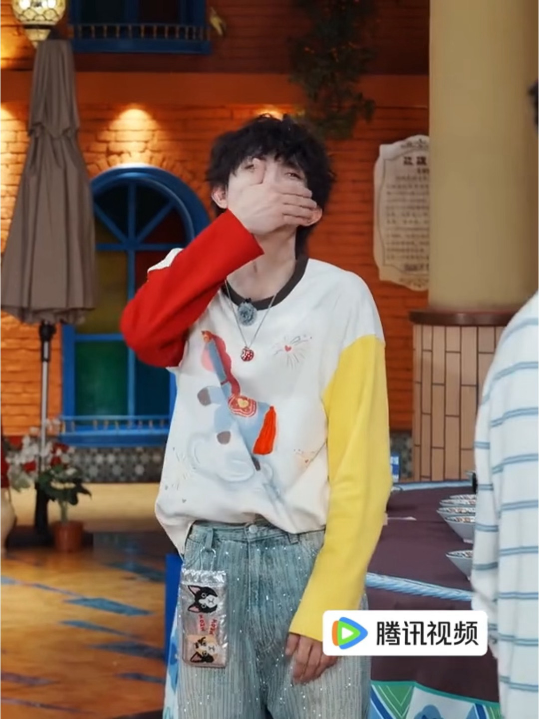 发现苏新皓笑的时候很爱捂嘴笑🤭 ​​​