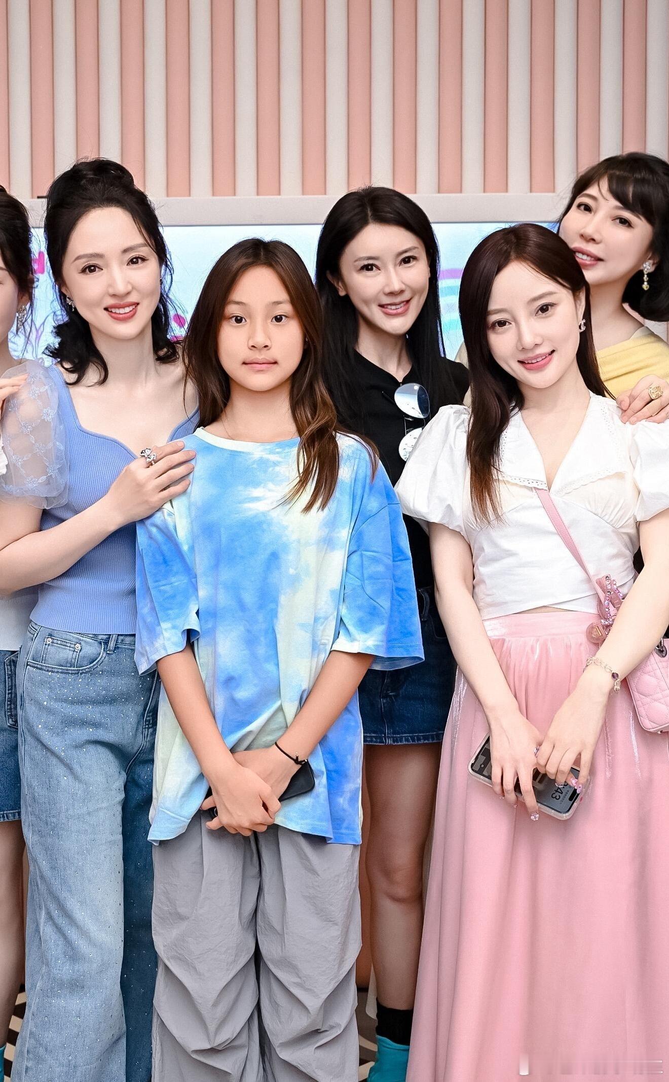 李小璐带甜馨参加董璇女儿生日会，泰迪姐妹团董璇李小璐甘微久违同框，甜馨看起来长高