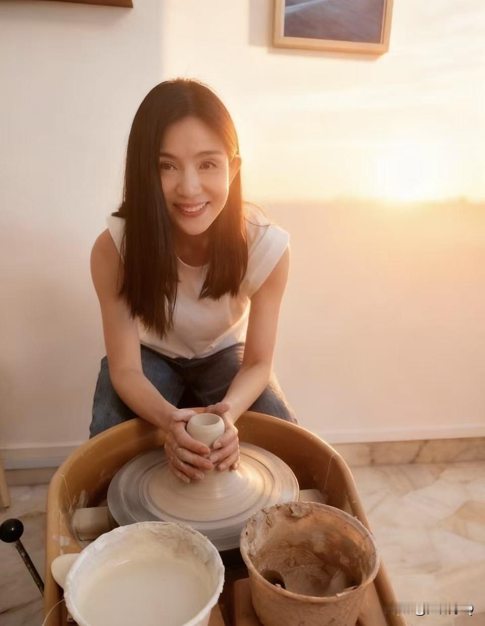 52岁的杨采妮分享自己做陶瓷，从生疏到熟练，一次次尝试中她成功get了一项新才艺