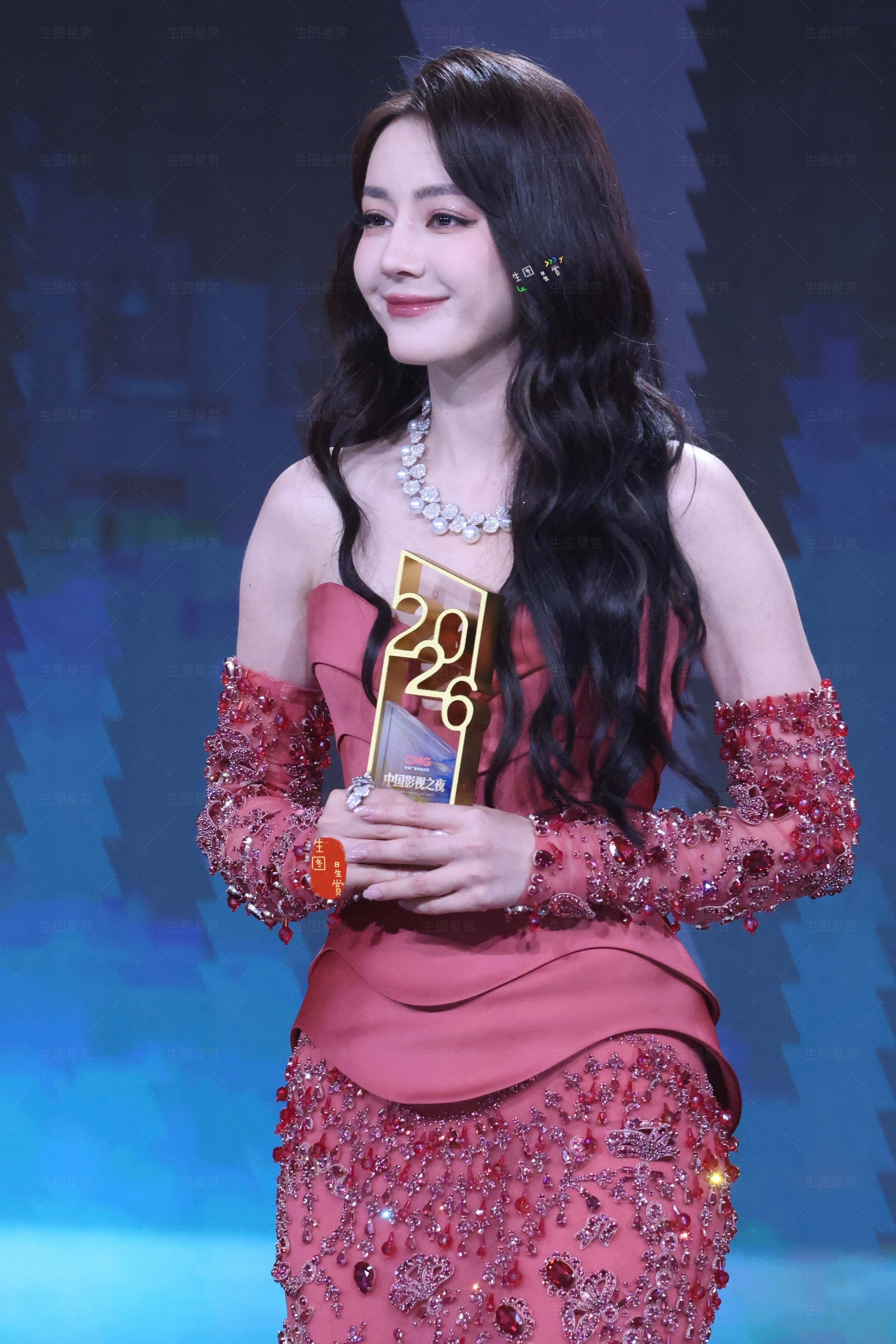 玫瑰女神迪丽热巴，大红大紫❤️中国影视之夜颁奖礼生图来了迪丽热巴走路腰发力迪丽热