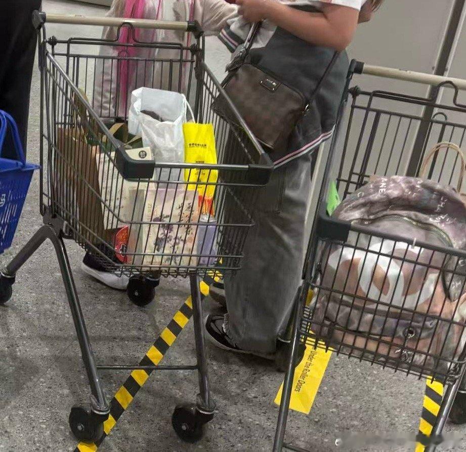 俄国人在天津逛超市，喜欢买欧洲的酒，大白兔奶糖，茶礼包，薯条之类的膨化食品等，反