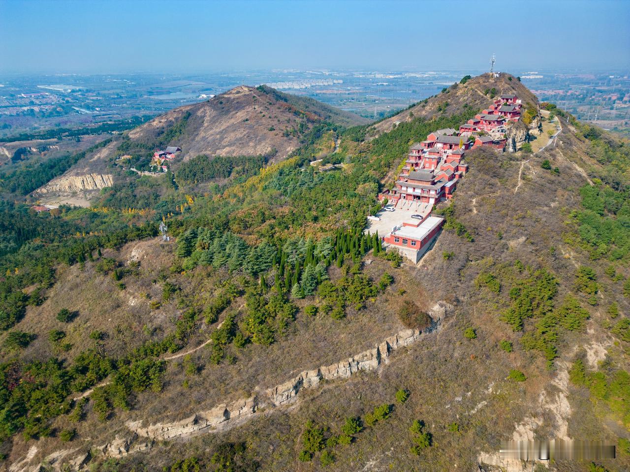 青岛即墨马山公园，有寺庙，石林，风景不错