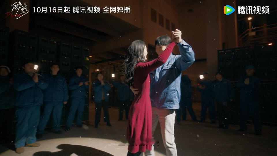李沁新剧红衣登场梦回元淳 红衣、大雪、长椅，这几个元素放在一起太有画面感了。刘雪