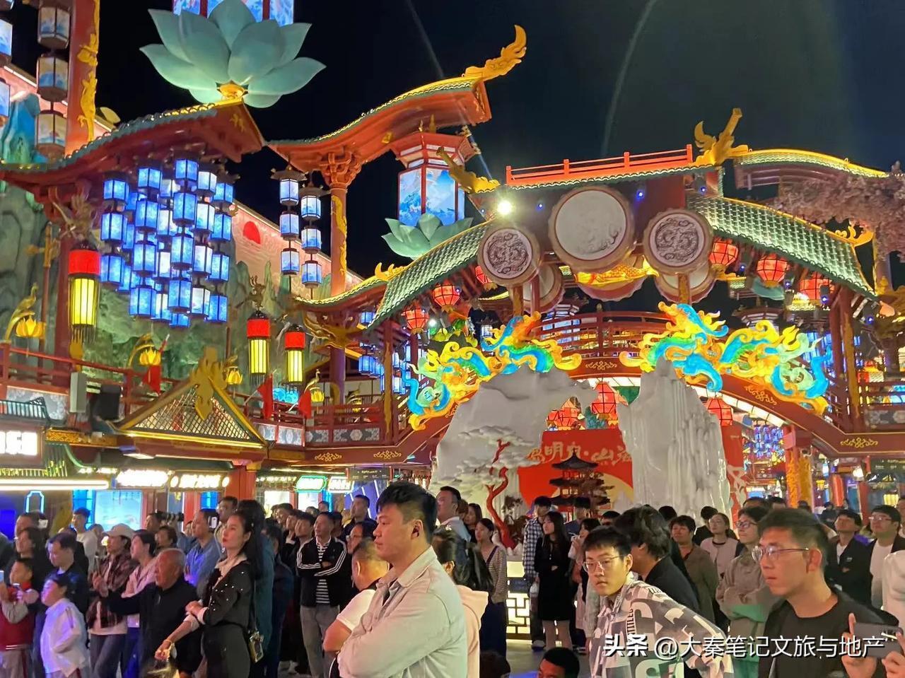 节后、10月10日，青岛晚上凉爽中丝丝冷意，夜游打卡明月山海间的游客不多不少，轻