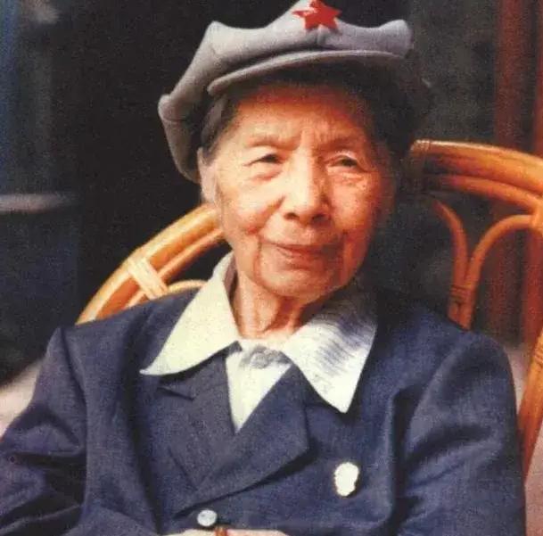 1934年，她裹着小脚参加长征，途中还在羊圈里生下了一个女儿，产后只能靠吃草补充