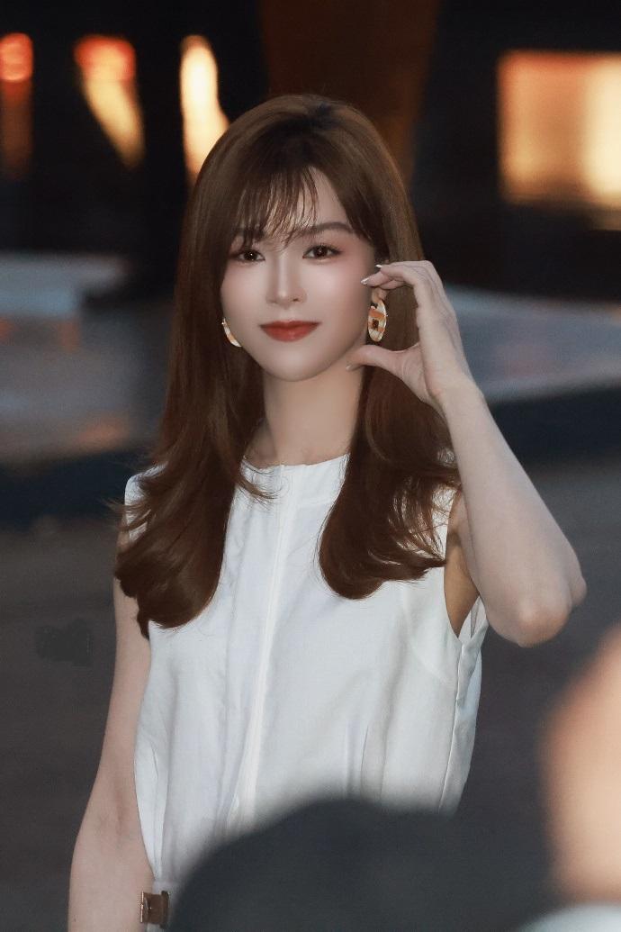 今天文咏珊在出席时尚活动的时候搭配了一件白色的裙子，看上去年轻又迷人，她穿上这件