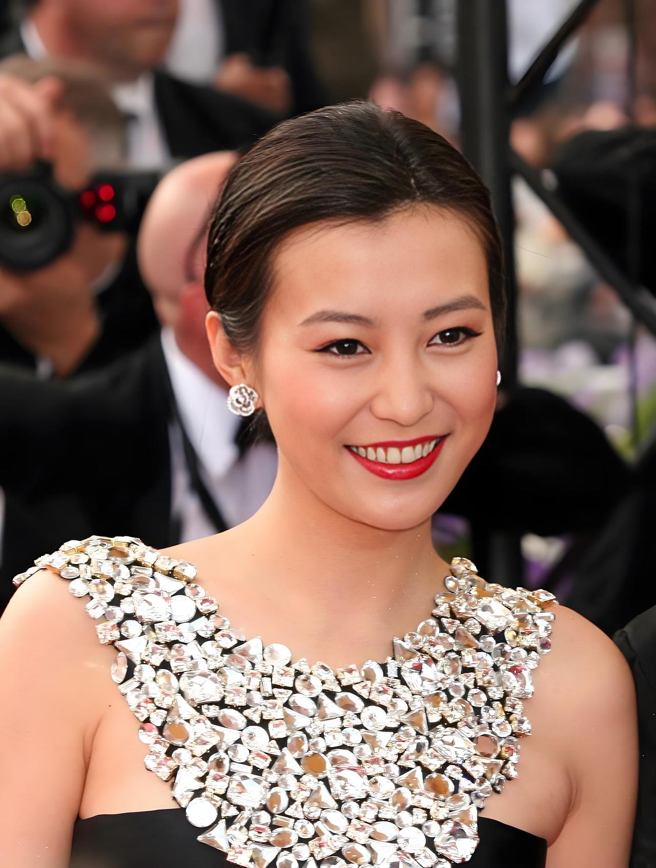 20年前的郝蕾在戛纳
那时候的郝蕾自信大方，太漂亮了
以前的女演员不流行往脸上注